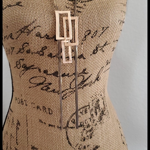 Boutique Jewelry - Statement necklace•hammered goldtone•geometric